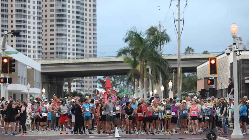 600 runners of our 5k "Run to the Arts" line up at the starting line.